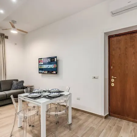 New Flat In Front Stpeter Square アパート *